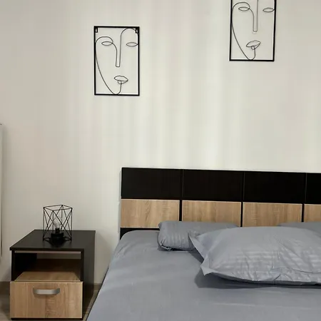 Elegant Getaway At Exigent Plaza - 09 *