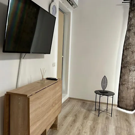 Elegant Getaway At Exigent Plaza - 09 *