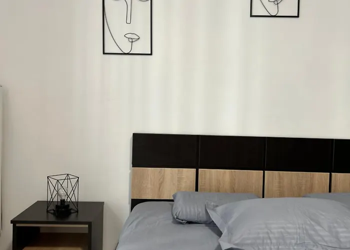 Elegant Getaway At Exigent Plaza - 09 *