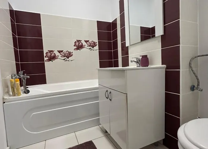 Апартаменти Elegant Getaway At Exigent Plaza - 09 *