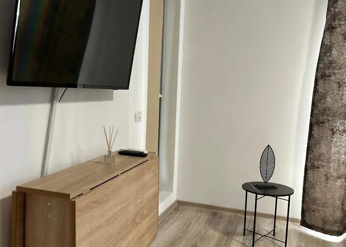 Elegant Getaway At Exigent Plaza - 09 *